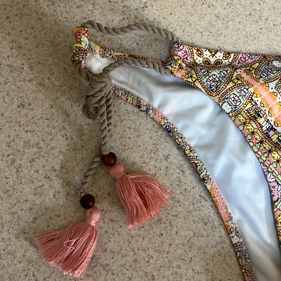 VICTORIA'S SECRET "The Gorgeous" Itsy Bikini Bottoms— Size MEDIUM - Picture 2 of 4